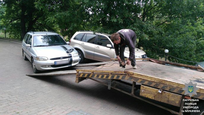 Зранку в Ужгороді евакуатор забрав автівку, яка заблокувала виїзд іншим водіям із двору – 01
