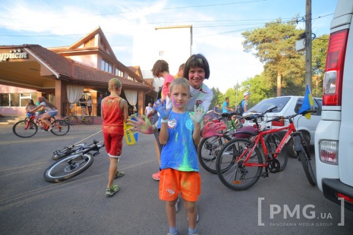 Велозаїзд у День Незалежності України та "кольоровий" флешмоб у Мукачеві: як це було – 25