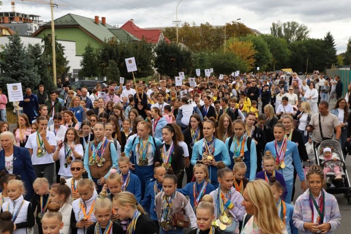 950 спортсменів та їхніх наставників пройшлися «Ходою чемпіонів» в Ужгороді – 01