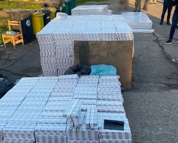 З’явилися фото, як ділки спромоглися спакувати 150 000 пачок сигарет в туристичний автобус – 02