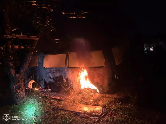 Вночі в Ужгороді згорів «бусик», припаркований у дворі домогосподарства – 01 Вночі в Ужгороді згорів «бусик», припаркований у дворі домогосподарства – 01
