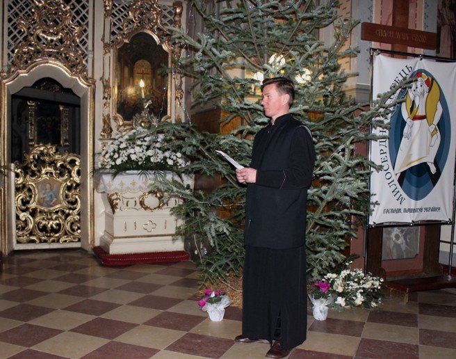 В Ужгороді відбувся перший тур фестивалю колядників – 01