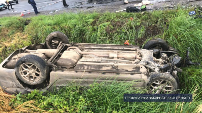 Автомобіль відкинуло за межі дороги: подробиці автотрощі на Ужгородщині – 02