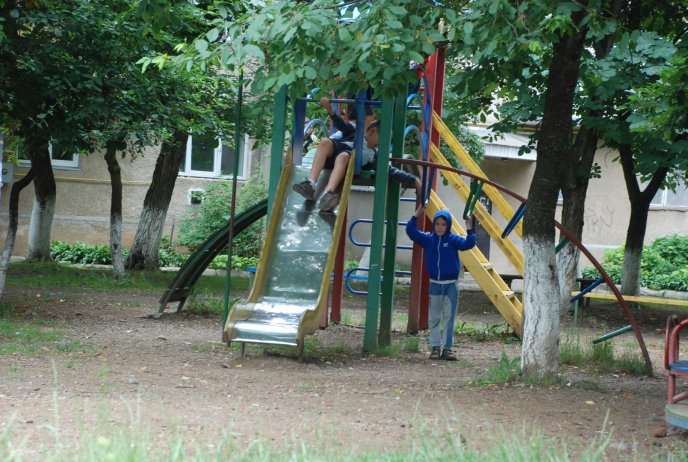 В Іршаві облагороджують дитячий майданчик – 05