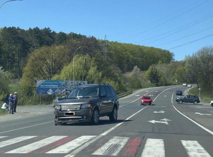 Поблизу одного з ужгородських ресторанів зіткнулися Toyota і Range Rover – 02