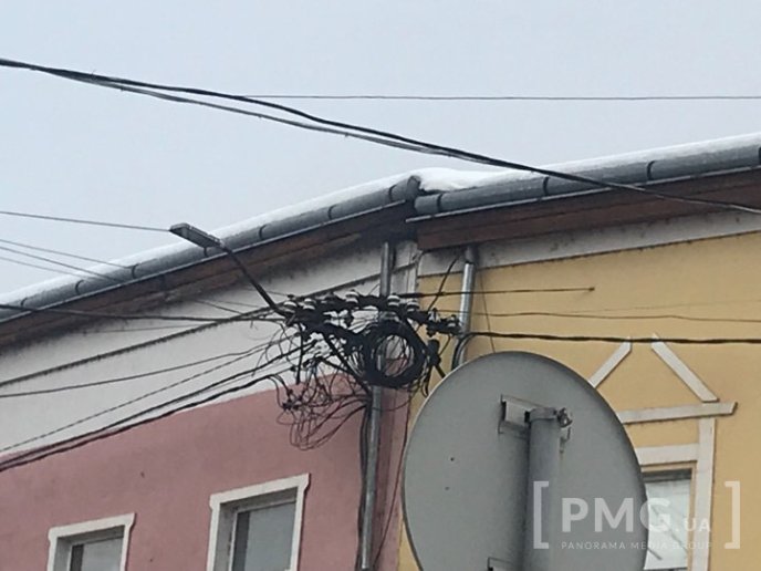 У центрі Мукачева горить дах багатоквартирного будинку – 02 У центрі Мукачева горить дах багатоквартирного будинку – 02