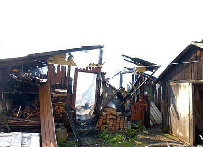 У Воловці горіли підсобні приміщення – 02