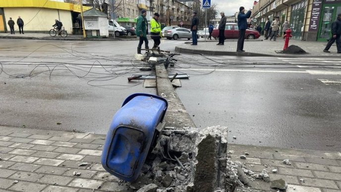 В Ужгороді на дорогу впали електричні стовпи – 03