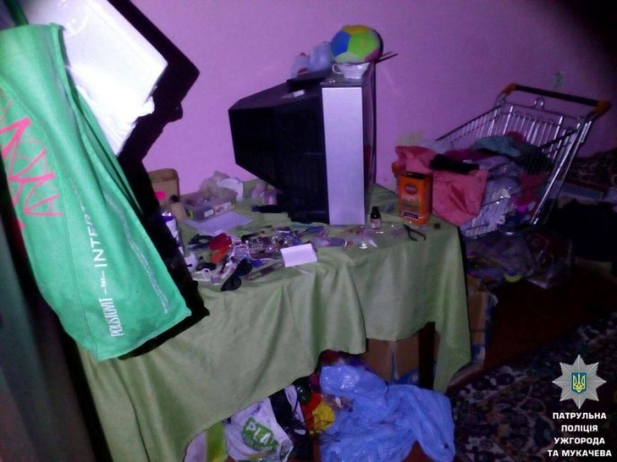 Патрульні піймали "на гарячому" чоловіків, які грабували квартиру – 02