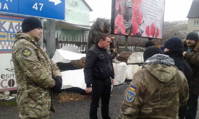 На в’їзді у Закарпаття учасники добровольчих батальйонів та бійці АТО блокують російські вантажівки – 03