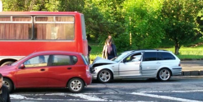 В Ужгороді іномарка в’їхала у автобус – 01