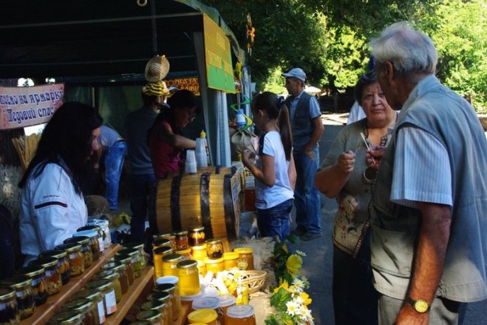В Ужгороді ласують солодким продуктом на "Медовому Спасі" (ФОТОРЕПОРТАЖ) – 06