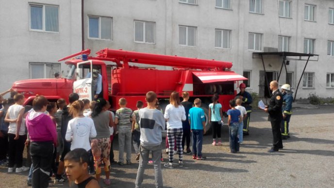 Тячівські рятувальники попереджали школярів Солотвина триматись подалі від карстових проваль – 03