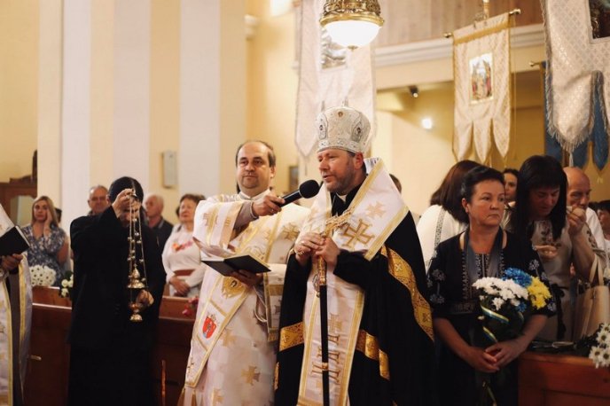 На похорон прийшли сотні людей: Мукачево попрощалося із Романом Жуком – 09