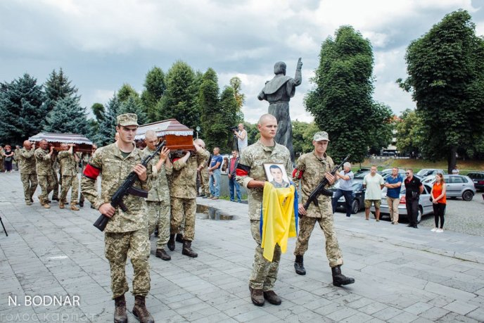 В Ужгороді в останню путь провели військових, які нещодавно трагічно загинули – 07