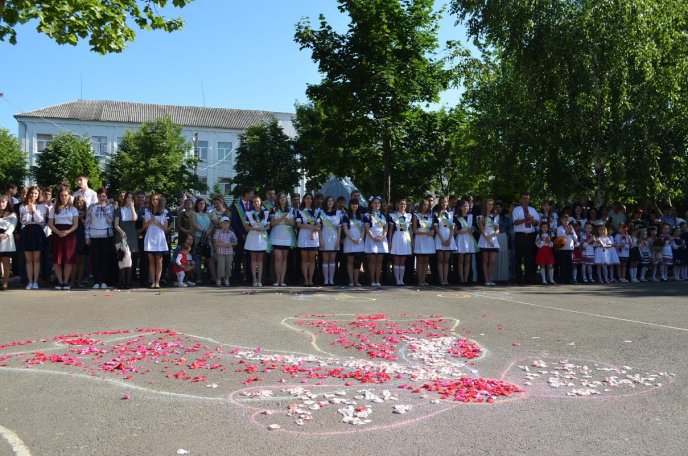 Для випускників мукачівської гімназії востаннє пролунав шкільний дзвоник – 06