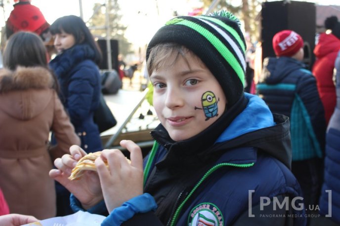 На "Варишській палачінті" у Мукачеві встановили найбільшу вежу з млинців на Закарпатті – 11