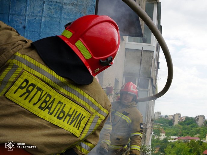 В одній із багатоповерхівок Ужгорода вчора спалахнула пожежа – 01 Рятувальники гасили пожежу в Ужгороді