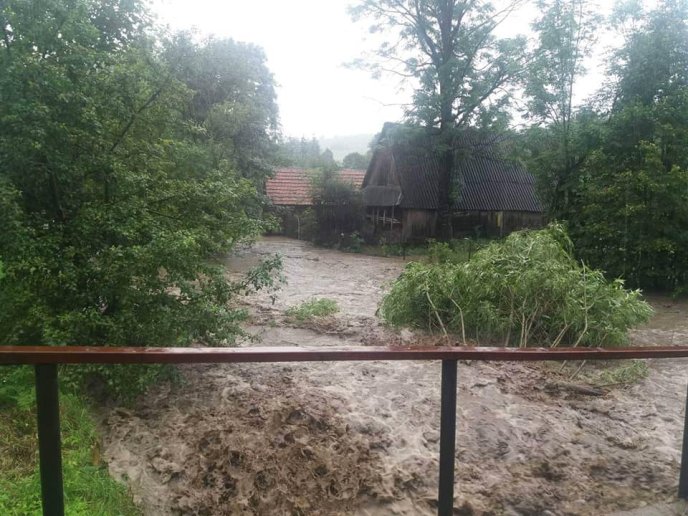 Розмиті дороги, підтоплені дворогосподарства та зруйновані містки: Закарпаттям пройшла негода – 03