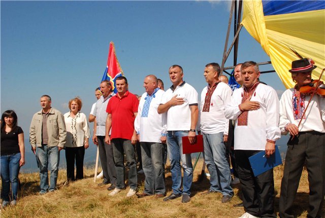Голова Мукачівської РДА взяв участь у сходженні на полонину Кук та піднятті на ній державного прапору (ФОТО) – 01