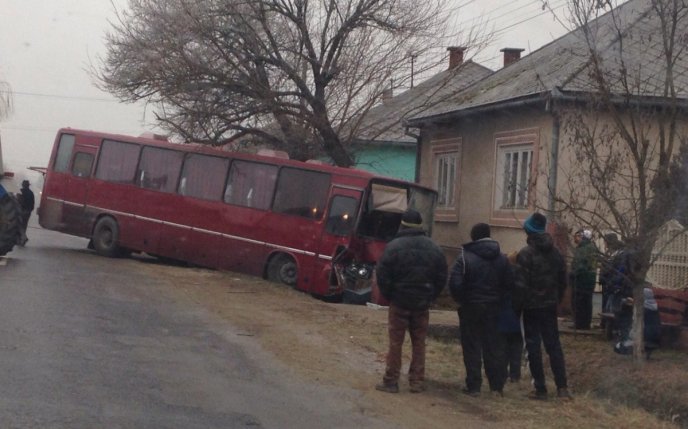 Пасажирський автобус "Ужгород-Чернівці", який ледь не врізався у житловий будинок, витягали трактором – 01