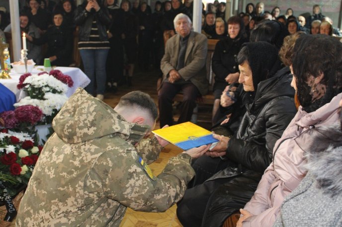 На Іршавщині прощалися з воїном, який кілька місяців вважався безвісти зниклим – 05