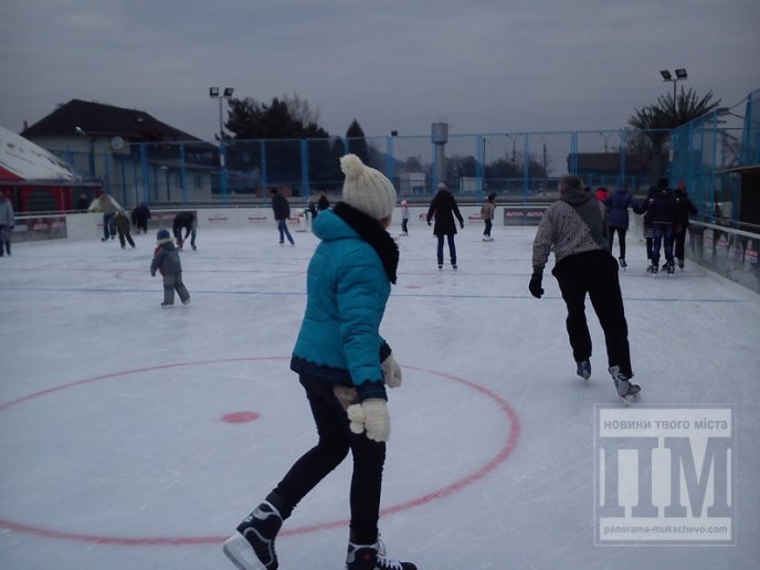 У Мукачеві льодова ковзанка прийняла перших відвідувачів (ФОТО, ВІДЕО) – 11