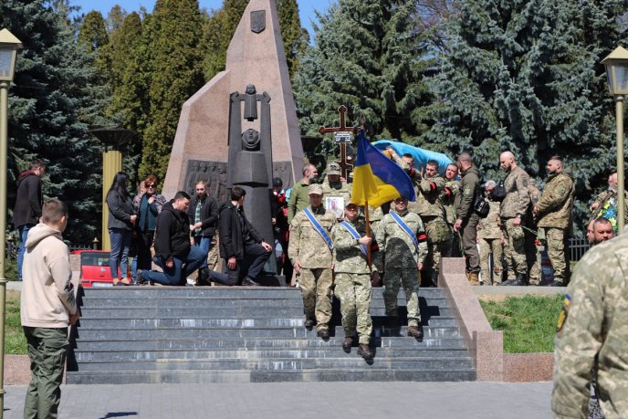 Отримав множинні осколкові поранення від вибуху: в Ужгороді поховали військового – 01