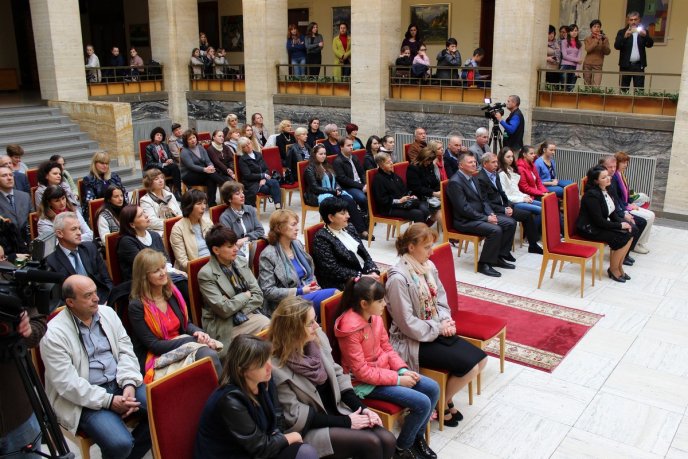 У приміщенні Закарпатської ОДА встановили розкішний білий рояль – 05