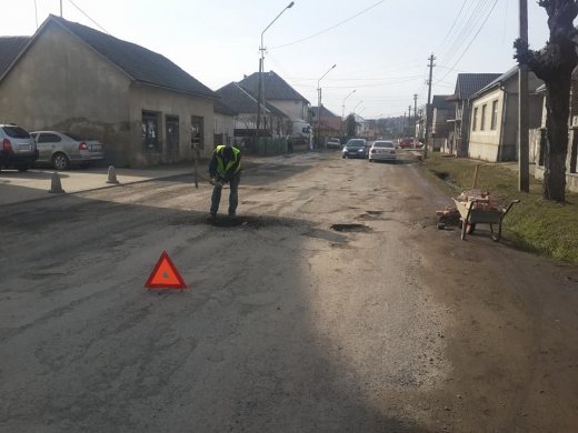 Як на Закарпатті селяни дорогу ремонтують – 02