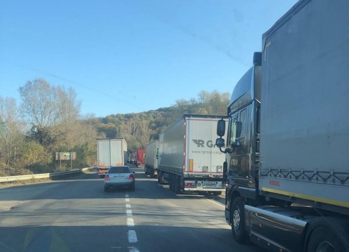 Через черги з вантажівок на об’їзній Ужгорода ускладнено рух – 02