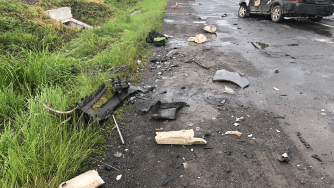 Автомобіль відкинуло за межі дороги: подробиці автотрощі на Ужгородщині – 01