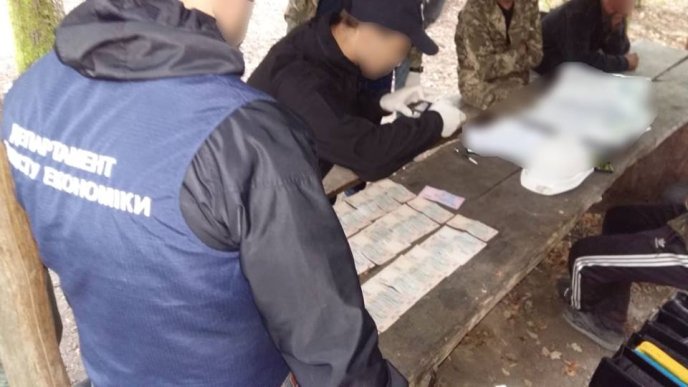 На Закарпатті «на хабарі» зловили службовця лісогосподарського підприємства  – 03