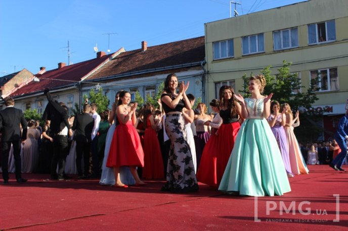 Мукачівські випускники станцювали прощальний вальс у центрі міста – 15