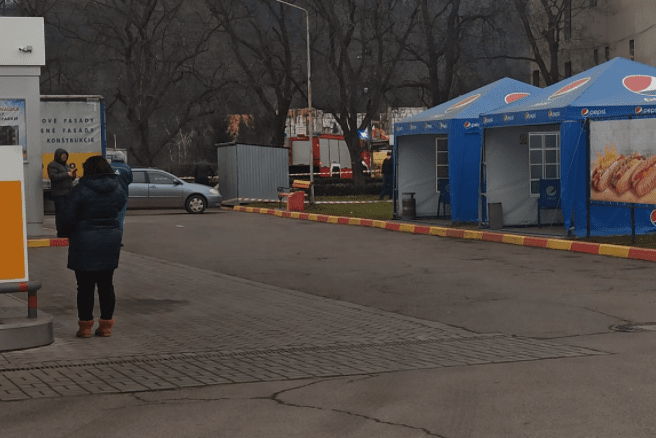 Перекриті в’їзди на АЗС, працюють поліцейські і рятувальники: місцеві ЗМІ повідомляють про спецоперацію у Мукачеві – 01 Перекриті в’їзди на АЗС, працюють поліцейські і рятувальники: місцеві ЗМІ повідомляють про спецоперацію у Мукачеві – 01