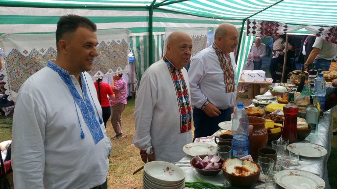 Як на фестивалі "Гуцульська бриндзя" гуляли та жартівливо білизну навиворіт одягали на "файну погоду" – 24 Як на фестивалі "Гуцульська бриндзя" гуляли та жартівливо білизну навиворіт одягали на "файну погоду" – 24