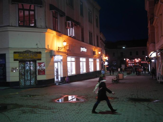 На центральних вулицях Ужгорода відновлено вуличне освітлення – 07