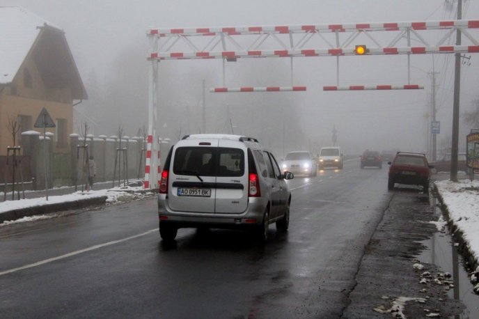 У Мукачеві встановили два обмежувачі руху вантажного транспорту – 03