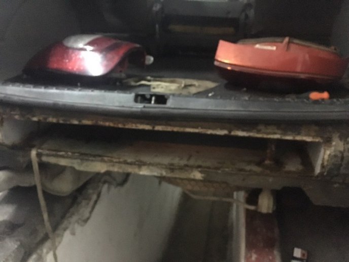 Двоє чоловіків намагалися перевезти контрабанду. Обоє залишилися без автівок – 01