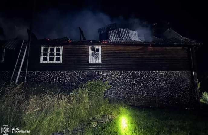Вночі в одному із сіл горів двоповерховий житловий будинок – 01 Пожежа у селі Середнє Водяне