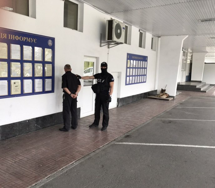 На КПП "Тиса" СБУ затримали прикордонників та митників, які вимагали гроші від водіїв українських мікроавтобусів з Італії, – ЗМІ – 06