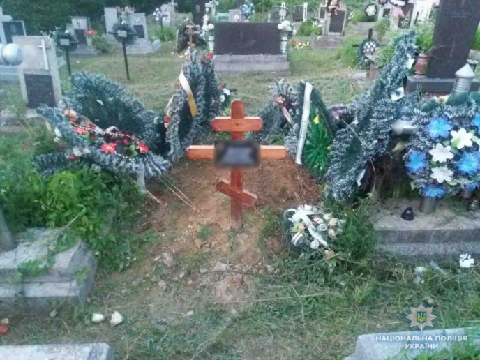 На Мукачівщині малолітні вандали "хуліганили" на кладовищі – 03