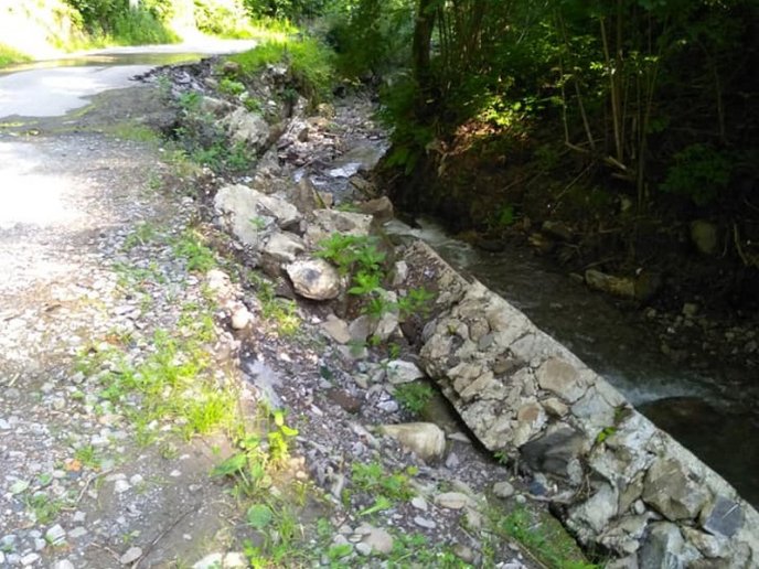 Одна з доріг Закарпаття є небезпечною: люди бояться відпускати дітей  – 02