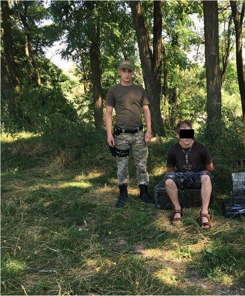 Постріли на кордоні з Румунією: прикордонники гучно затримували контрабандиста. Його колега втік – 01 Постріли на кордоні з Румунією: прикордонники гучно затримували контрабандиста. Його колега втік – 01