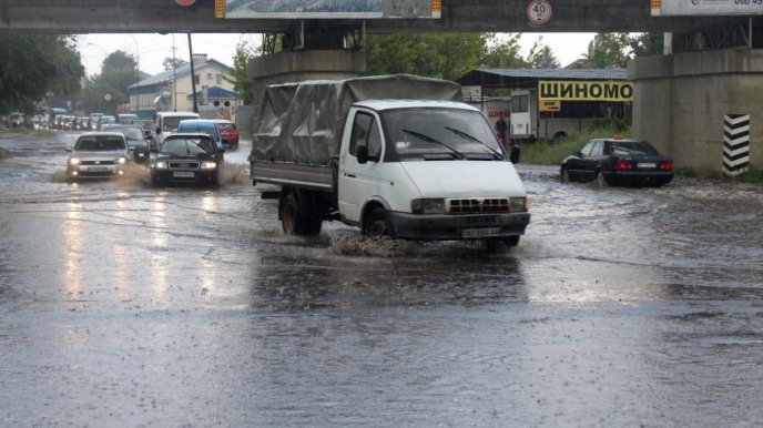 Під час буревію в Ужгороді "плавали" автомобілі – 01