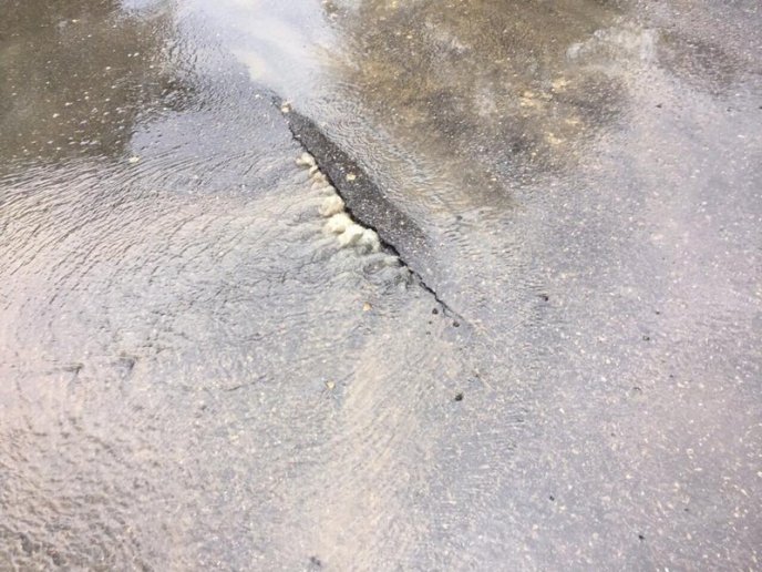 В Ужгороді прорвало трубу під новим асфальтом  – 01 В Ужгороді прорвало трубу під новим асфальтом  – 01