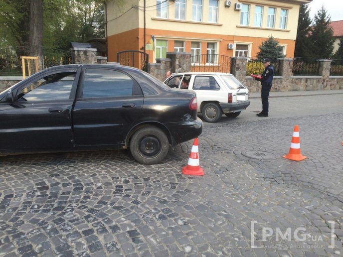 У Мукачеві неподалік прокуратури зіткнулись дві автівки – 01