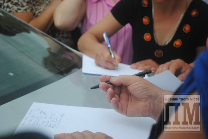 Сьогодні Мукачево мітингувало: сотні жінок перекрили дорогу та вимагали не забирати чоловіків у армію (ФОТО) – 41