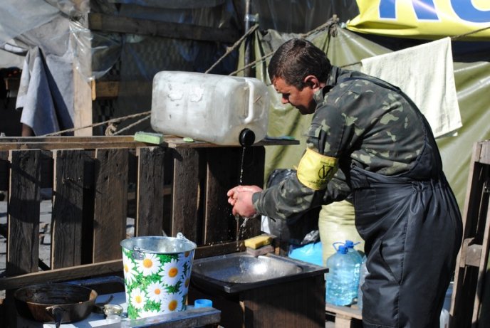 Один день з життя Майдану: на що перетворилась центральна площа України за місяць після революції (ФОТОРЕПОРТАЖ) – 17