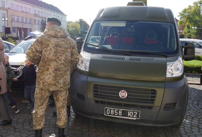 Біля Закарпатської ОДА з’явилась військова техніка – 05